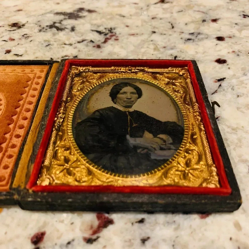 Amazing 1/6 Plate Ambrotype Superb Masterpiece of Young Woman Daguerreotype